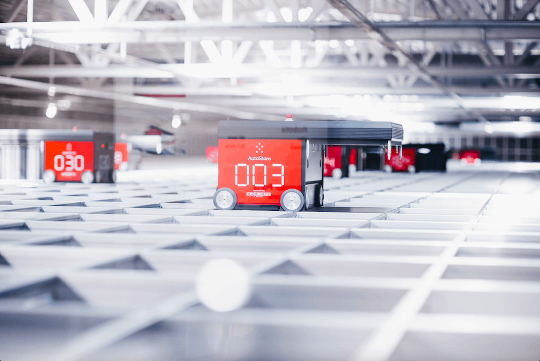 Red Line AutoStore-robotter på gitter ved Solars lager.