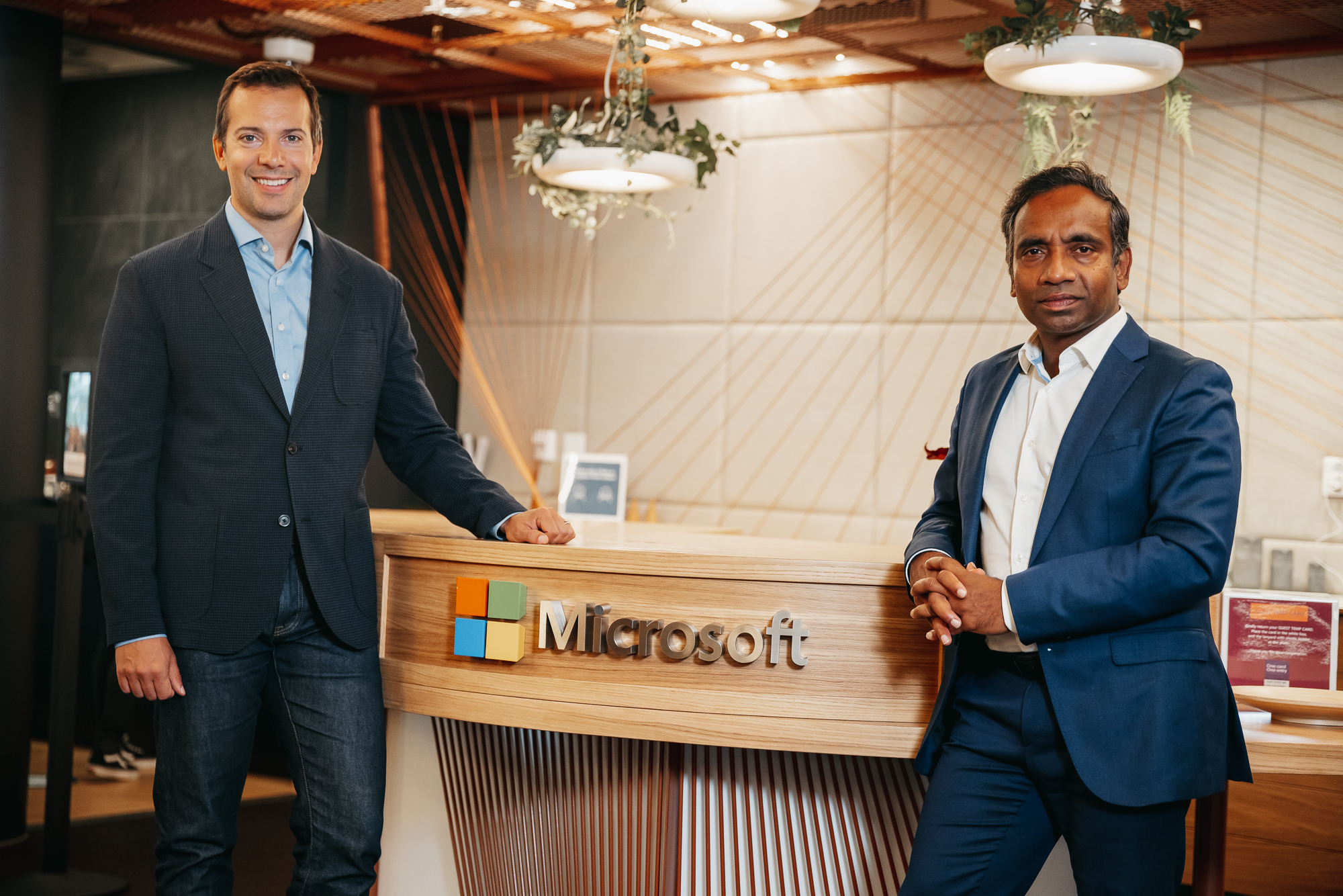 Nadarajah og Reime smiler til kameraet foran Microsofts reception.
